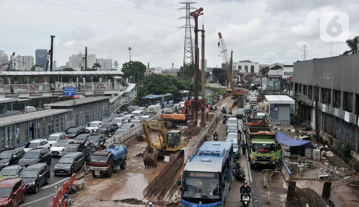 Sejumlah kendaraan terjebak kemacetan saat melintasi proyek Underpass Senen Extension di simpang Senen, Jakarta, Senin (3/2/2020). Penyempitan jalan karena adanya proyek underpass tersebut menyebabkan kemacetan kendaraan meski telah dilakukan rekayasa lalu lintas. (merdeka.com/Iqbal Nugroho)