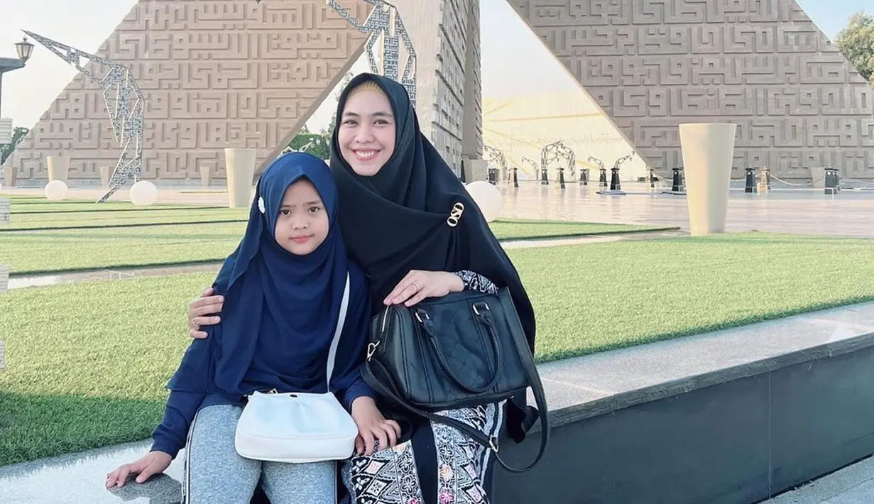 Meski pergi ke Mesir untuk menempuh pendidikan, kakak dari Ria Ricis ini tetap menyempatkan waktu berjalan-jalan sore di Kairo. Penampilan Oki dan putri sulungnya ini pun tak lepas dari perhatian netizen. (Liputan6.com/IG/@okisetianadewi)
