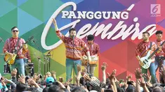 Penyanyi dangdut Ridho Rhoma (dua kiri) saat tampil dalam Panggung Gembira di Semarang, Jawa Tengah, Sabtu (15/12). Sejumlah artis dangdut ternama menghibur masyarakat Semarang. (Liputan6.com/Gholib)