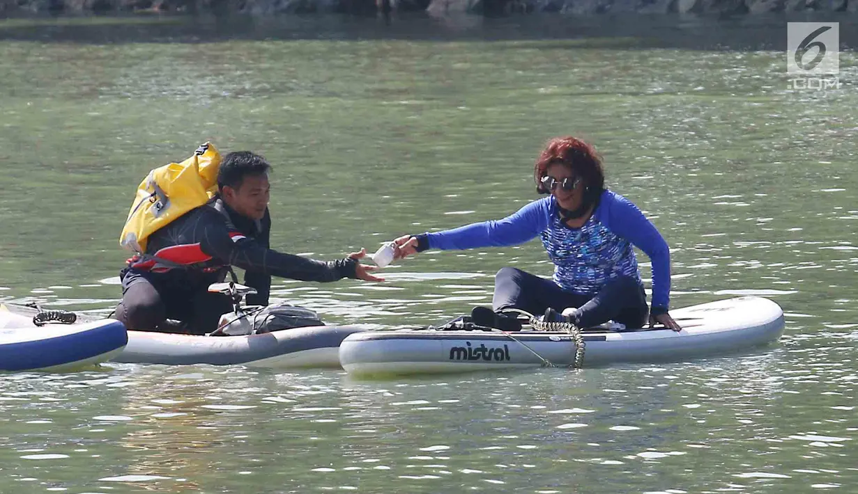 Menteri Kelautan dan Perikanan Susi Pudjiastuti usai meminum kopi saat bertanding melintasi danau sepanjang 1k melawan Wakil Gubernur DKI Jakarta Sandiaga Uno selama Festival Danau Sunter di Jakarta, Minggu (25/2). (Liputan6.com/Angga Yuniar)
