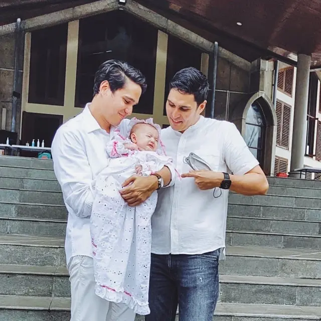 8 Momen Nadine Chandrawinata dan Dimas Anggara saat Baptis Anak, Pakai Dres Lawas
