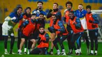 Cristiano Ronaldo (tengah) berfoto bersama dengan rekan setimnya di Al Nassr saat sesi latihan yang berlangsung di Mrsool Park, Arab Saudi, Jumat (13/01/2023) waktu setempat. (Twitter/@AlNassrFC)