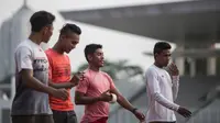 Pelari Indonesia, Lalu Zohri (kanan), bersama tim estafet saat pemusatan latihan di Stadion Madya Senayan, Jakarta, Kamis (2/8/2018). Pemusatan latihan ini merupakan persiapan jelang Asian Games XVIII. (Bola.com/Vitalis Yogi Trisna)