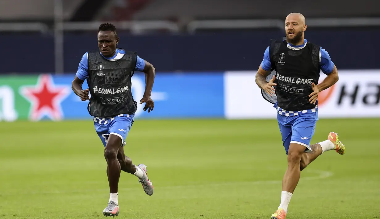 Pemain Getafe, Djene Dakonam dan David Timor melakukan pemanasan saat sesi latihan di Veltins-Arena di Gelsenkirchen, Jerman, Selasa, (4/8/2020). Getafe akan bertanding melawan Inter Milan pada babak 16 besar Liga Europa di Veltins Arena. (Lars Baron / Pool via AP)