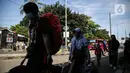 <p>Penumpang membawa barang setibanya di Terminal Kampung Rambutan, Jakarta TImur, Jakarta, Minggu (8/5/2022). Terminal Kampung Rambutan telah melewati puncak arus balik Lebaran 2022, yakni pada H+4. (Liputan6.com/Faizal Fanani)</p>