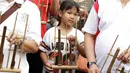 Seorang anak memainkan angklung saat meramaikan acara 'Bangkit Indonesia' di Lokasi Car Free Day (CFD), Jakarta, Minggu (21/5). Acara memperingati Hari Kebangkitan Nasional itu dirayakan dengan pembagian 1.500 angklung. (Liputan6.com/Immanuel Antonius)