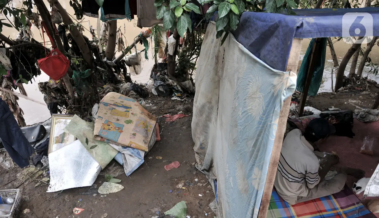 Meskipun keadaan sangat memprihatinkan, mereka sama sekali tidak mendapat bantuan dari pemerintah akibat keberadaan status warga bantaran yang ilegal. (merdeka.com/Iqbal S Nugroho)