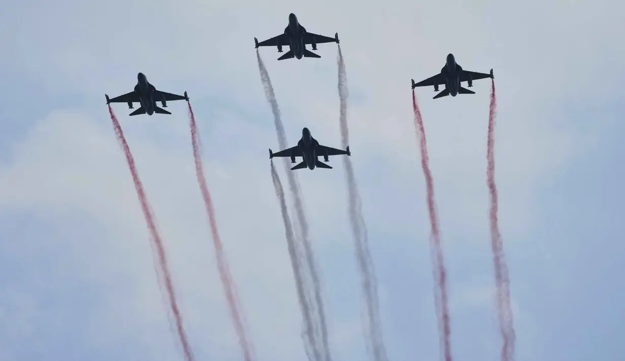 Prosesi upacara diawali dengan kirab bendera Sang Merah Putih dan Teks Proklamasi dari Monumen Nasional (Monas) menuju Istana Merdeka. (AP Photo/Achmad Ibrahim)