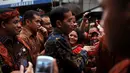 Presiden Joko Widodo (tengah) menyapa warga saat ikut dalam pawai kesenian Pesta Rakyat dan perayaan Cap Go Meh di Bogor, Jawa Barat, Kamis (5/3/2015). Perayaan Cap Go Meh di Kota Bogor berlangsung meriah. (Liputan6.com/Helmi Fithriansyah)