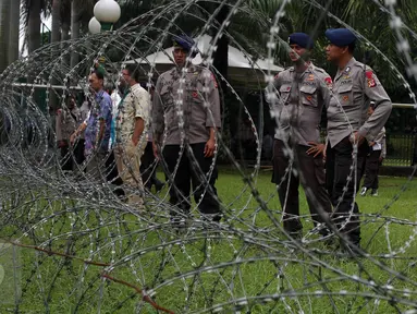  Aparat kepolisian berjaga saat berlangsungnya Aksi 212 - Jilid 2 di Kompleks Parlemen, Senayan, Jakarta, Senin (20/2). Kurang lebih 10 ribu Pasukan Prajurit Gabungan TNI-Polri di terjunkan saat Aksi tersebut. (Liputan6.com/Johan Tallo)