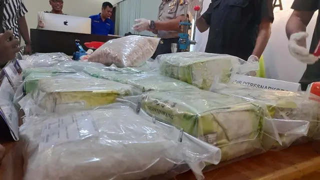 Barang bukti narkoba jenis sabu dan pil ekstasi yang tersangkanya ditembak Direktorat Reserse Narkoba Polda Riau.