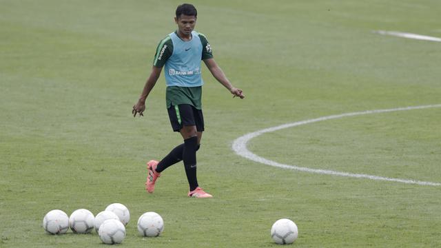 Pemain Timnas Indonesia U-22, Dimas Drajad, mengamati bola. (Bola.com/Yoppy Renato)