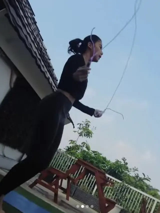 Adinda Thomas berolahraga (Instagram/adindathomas)