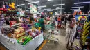 Orang-orang berbelanja makanan di supermarket menjelang Badai Milton di Merida, Negara Bagian Yucatan, Meksiko, pada 7 Oktober 2024. (HUGO BORGES/AFP)