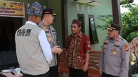 Kapolda Riau Irjen Mohammad Iqbal berbincang dengan RW dan Polisi RW di pulau terluar Indonesia didampingi Kapolres Meranti AKBP Andi Yul. (Liputan6.com/M Syukur)