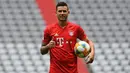 6. Lucas Hernandez (Bayern Munchen) - Mampu bermain sebagai bek tengah dan kiri menjadi keunggulannya dibanding bek muda lainnya. Tak heran jika raksasa Jerman rela menggelontorkan dana 80 juta euro untuk memboyongnya dari Atletico Madrid. (AFP/Christof Stache)