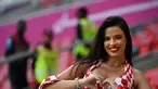Seorang fans wanita Kroasia berpose menjelang pertandingan Grup F Piala Dunia 2022 Qatar antara Kroasia dan Belgia di Stadion Ahmad Bin Ali di Al-Rayyan, barat Doha pada 1 Desember 2022. (AFP/Ozan Kose)