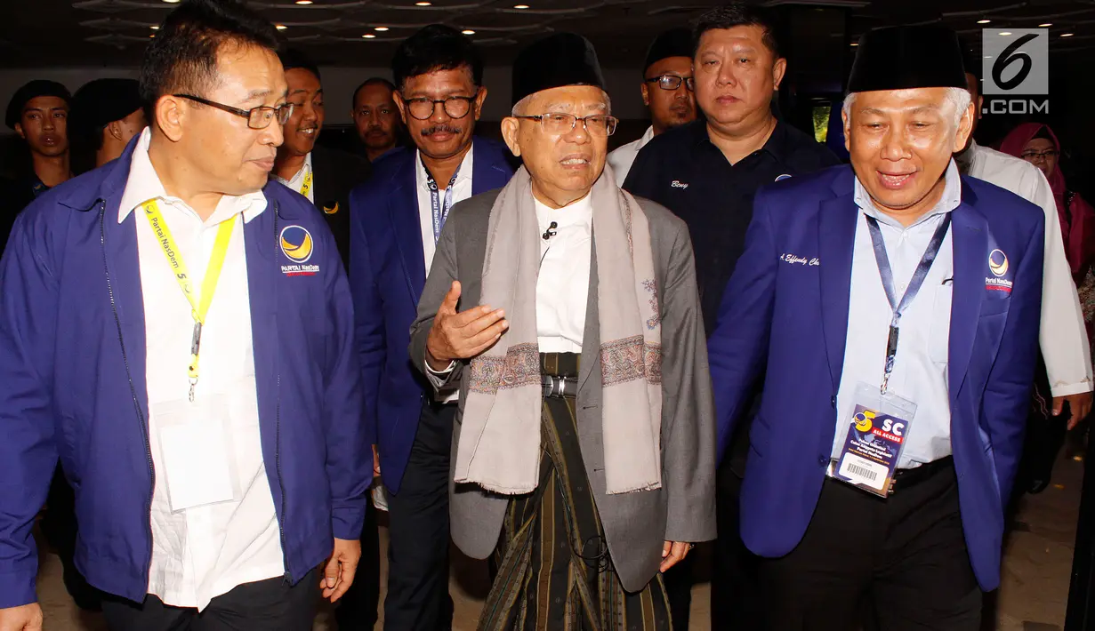 Bakal calon wakil presiden Ma'ruf Amin (tengah) bersama petinggi Partai Nasdem saat menghadiri Pekan Orientasi Caleg DPR RI Partai Nasdem di Jakarta, Sabtu (2/9). Acara ini digelar sejak tanggal 1 hingga 3 September 2018. (Liputan6.com/JohanTallo)
