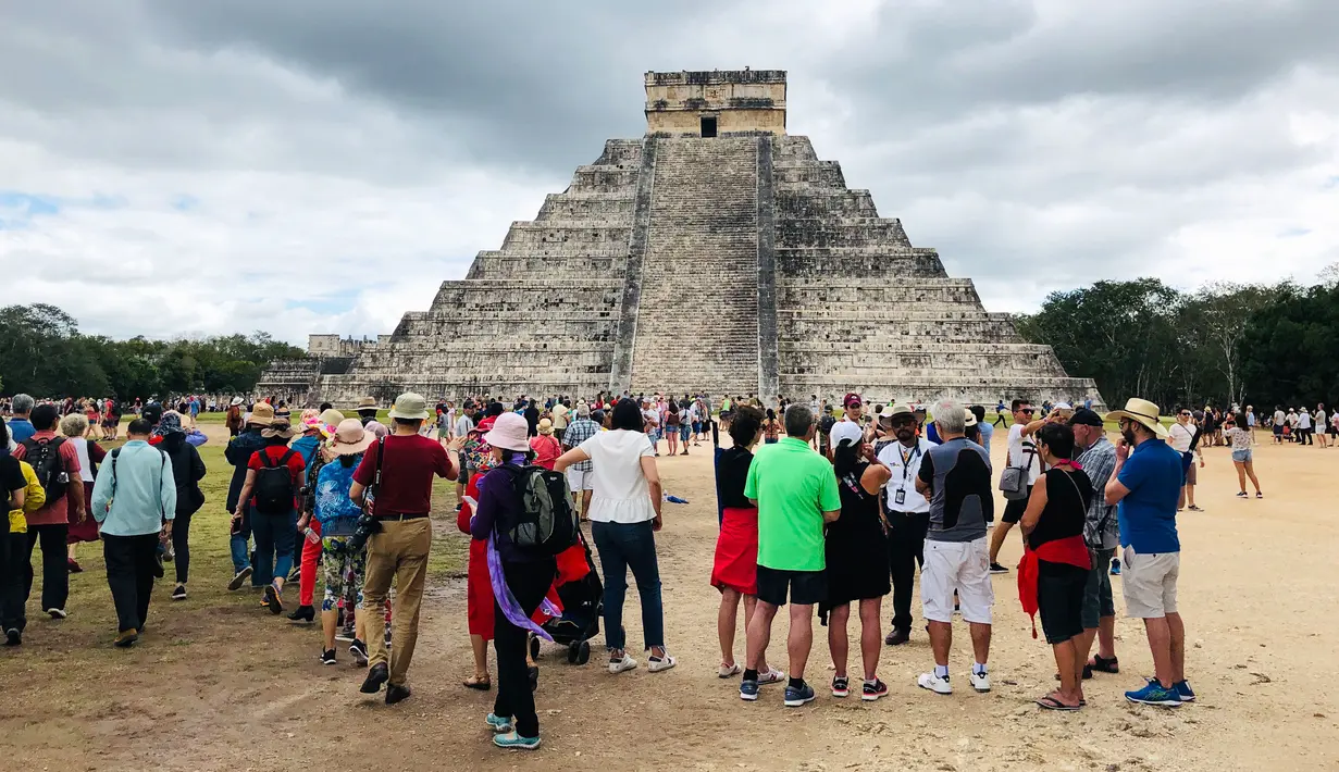 Sejumlah turis mengunjungi Piramida Kukulcan di situs arkeologi Maya Chichen Itza di Negara Bagian Yucatan, Meksiko (13/2). Chichen Itza adalah suatu Situs Peradaban Maya di Meksiko pada abad 800 SM. (AFP Photo/Daniel Slim)