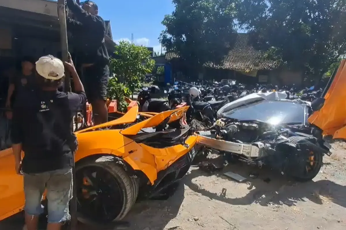 McLaren milik YouTuber Andra terbelah dua
