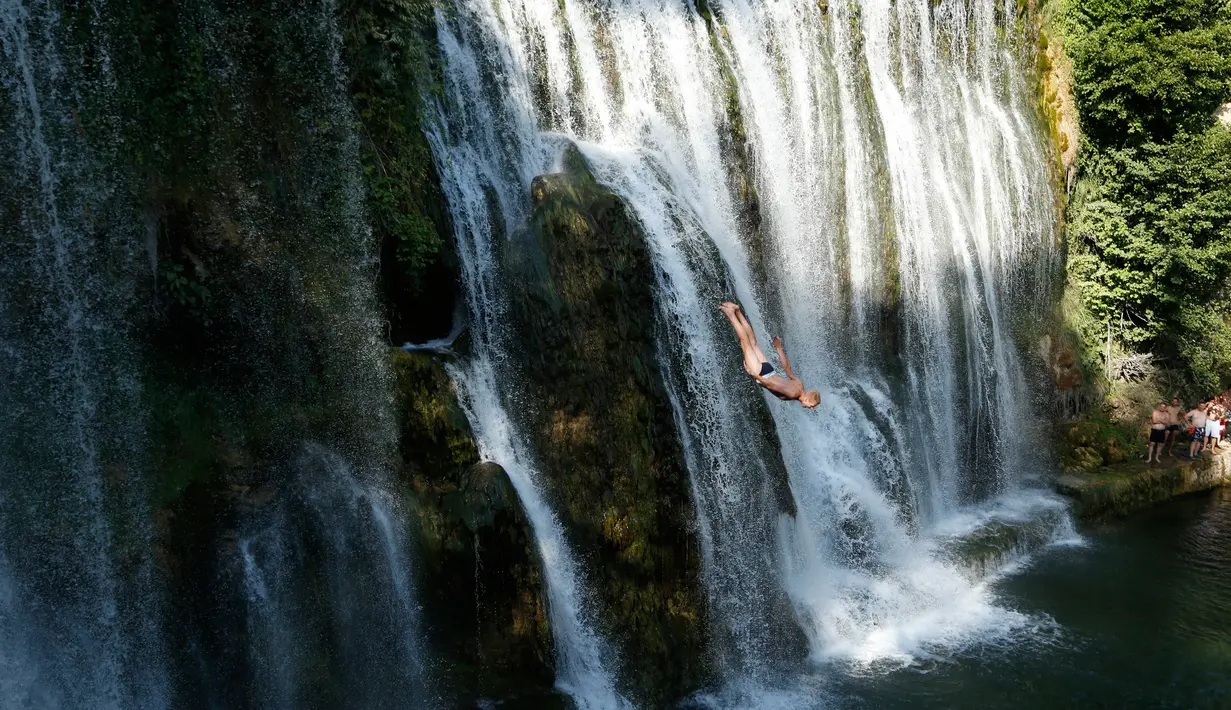 Pemandangan air terjun saat peserta melakukan lompatan dalam lomba melompat air terjun internasional ke-4 di Kota Jajce, Bosnia (5/8). (AP Photo/Amel Emric)