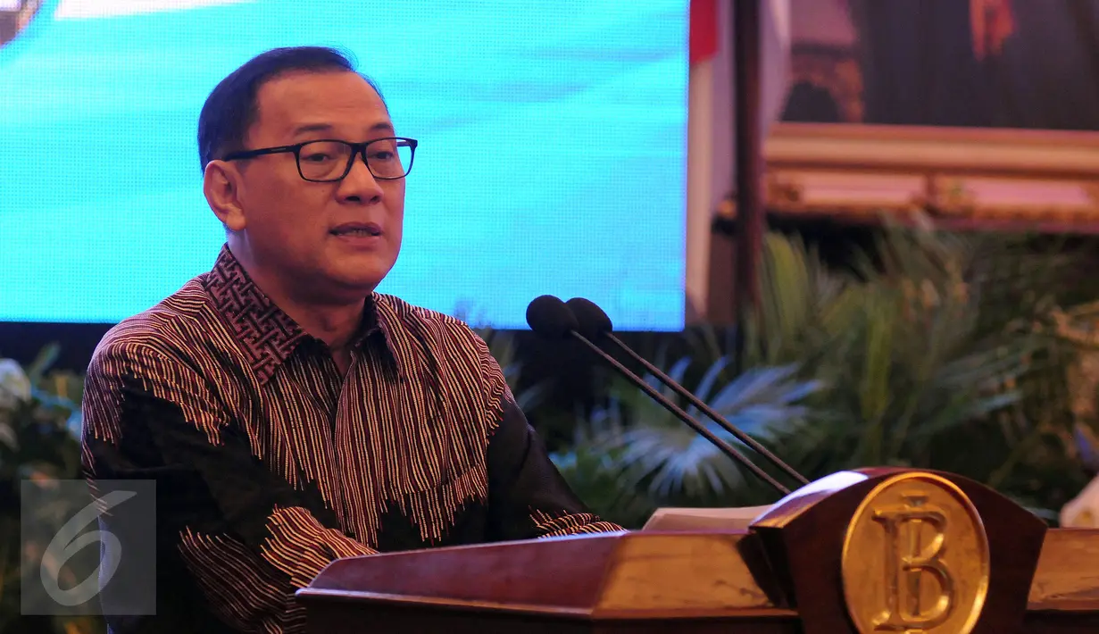 Gubernur Bank Indonesia, Agus DW Martowardojo memberikan sambutan pemberian penghargaan program pengendalian inflasi 2016 di Jakarta, Senin (25/4/2016). 13 klaster dinilai sukses mendukung program pengendalian inflasi. (Liputan6.com/Helmi Fithransyah)