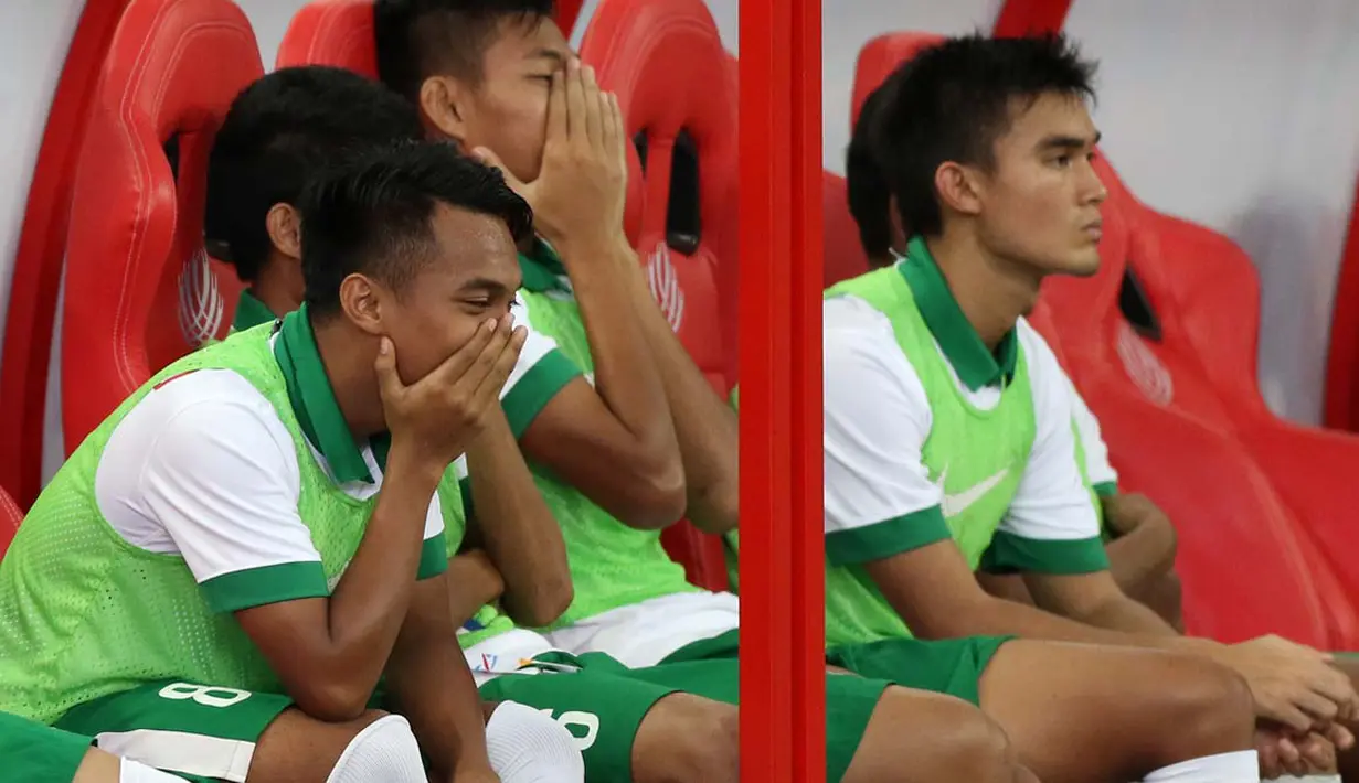 Ekspresi pemain Indonesia U-23 di bangku cadangan. (Bola.com/Arief Bagus)