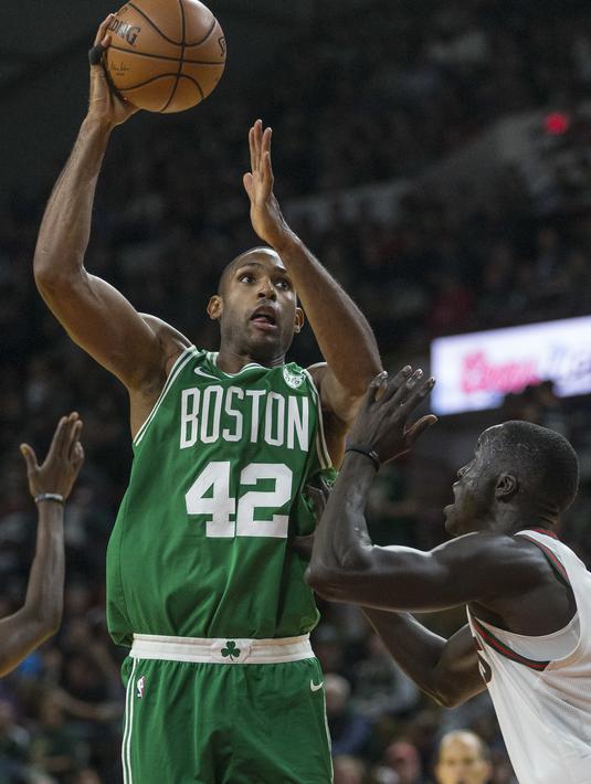 Pemain Boston Celtics, Al Horford melakukan tembakan melewati adangan pemain Milwaukee Bucks, Thon Maker pada laga NBA di basketball game di Milwaukee, (26/10/2017). Boston menang 96-89. (AP/Tom Lynn)