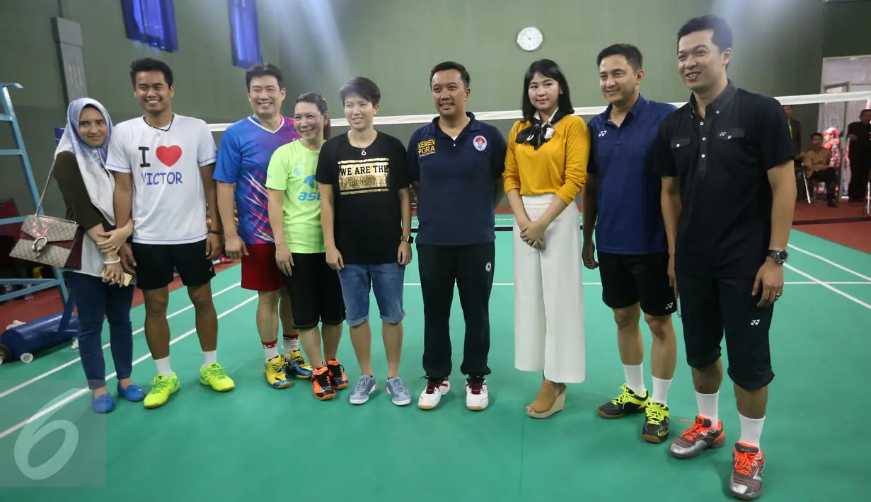 Menpora Imam Nahrawi (tengah) berfoto bersama dengan legenda bulutangkis usai berolahraga bersama di Jakarta, Jumat (30/12). Menpora menghabiskan akhir tahun 2016 bersama para legenda bulutangkis Indonesia. (Liputan6.com/Helmi Fithriansyah)