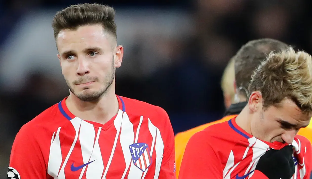 Reaksi pemain Atletico Madrid, Saul Niguez dan Antoine Griezmann usai matchday terakhir Grup C Liga Champions kontra Chelsea di Stamford Bridge, Rabu (6/12). Atletico Madrid gagal melangkah ke babak 16 besar setelah bermain imbang 1-1. (AP/Frank Augstein)