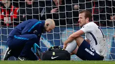 Penyerang Tottenham Hotspur, Harry Kane (kanan) mendapat perawatan tim medis setelah mengalami cedera saat melawan Bournemouth di Liga Inggris di Stadion Vitalitas di Bournemouth (11/3). Kane mengalami cedera pergelangan kaki. (AFP Photo/Adrian Dennis)