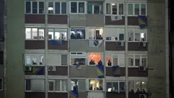 Bertanding di Stadion Bilino Polje, Zenica, Selasa 31 Maret 2026 waktu setempat atau Rabu 1 April 2026 dini hari WIB, Bosnia dan Herzegovina menang lewat adu penalti 4-1. Tampak dalam foto, suporter Timnas Bosnia dan Herzegovina menyaksikan pertandingan final play-off kualifikasi Piala Dunia 2026 zona Eropa melawan Italia dari sebuah gedung apartemen tepat di luar stadion, Zenica, Bosnia, Selasa, 31 Maret 2026. (Fabio Ferrari/LaPresse via AP)
