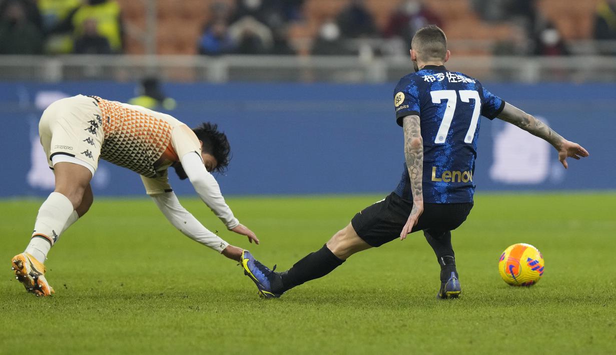 Inter Milan tertinggal lebih dulu dari Venezia setelah Thomas Hendry men cetak gol pada menit ke-19. Striker Venezia itu menaklukkan Handanovic setelah menerima umpan dari Ethan Ampadu. (AP/Luca Bruno)