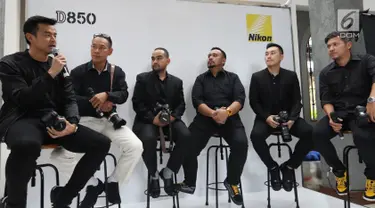 Nikon Icon Dion Wiyoko dan Gading Marten bersama para fotografer profesonal saat mengulas kamera Nikon D850 dalam peluncuran kamera Nikon D850 di Jakarta, Senin (29/1). Digital SLR Nikon FX-format ini dibekali 45,7 megapixels. (Liputan6.com/Angga Yuniar)