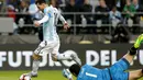 Pemain Argentina, Lionel Messi, berusaha melewati kiper Bolivia, Carlos Lampe, pada laga Grup D Copa America Centenario 2016 di CenturyLink Field, Seattle, Rabu (15/6/2016). (AFP/Jason Redmond)