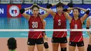 Tiga pemain Timnas voli putri Hong Kong (dari kiri) Yim Wing Ni, Fung Tsz Yan dan Chim Wing Lam bersiap di depan net saat menghadapi Indonesia pada laga perebutan tempat ketujuh AVC Challenge Cup 2024 di Rizal Memorial Coliseum, Manila, Filipina, Rabu (29/5/2024). Hong Kong kalah 0-3 (15-25, 19-25, 20-25). (Asian Volleyball Confederation)
