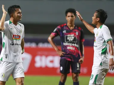 PSS Sleman berhasil menggagalkan kemenangan RANS Nusantara FC dalam laga pekan ke-2 BRI LIga 1 2022/2023 yang berlangsung di Stadion Pakansari, Bogor (29/7/2022) malam WIB. Sempat tertinggal 1-3 sejak menit ke-52, Super Elja berhasil mengakhiri laga dengan skor 3-3 dan sukses memetik poin pertama mereka di BRI Liga 1 musim ini. (Bola.com/M Iqbal Ichsan)