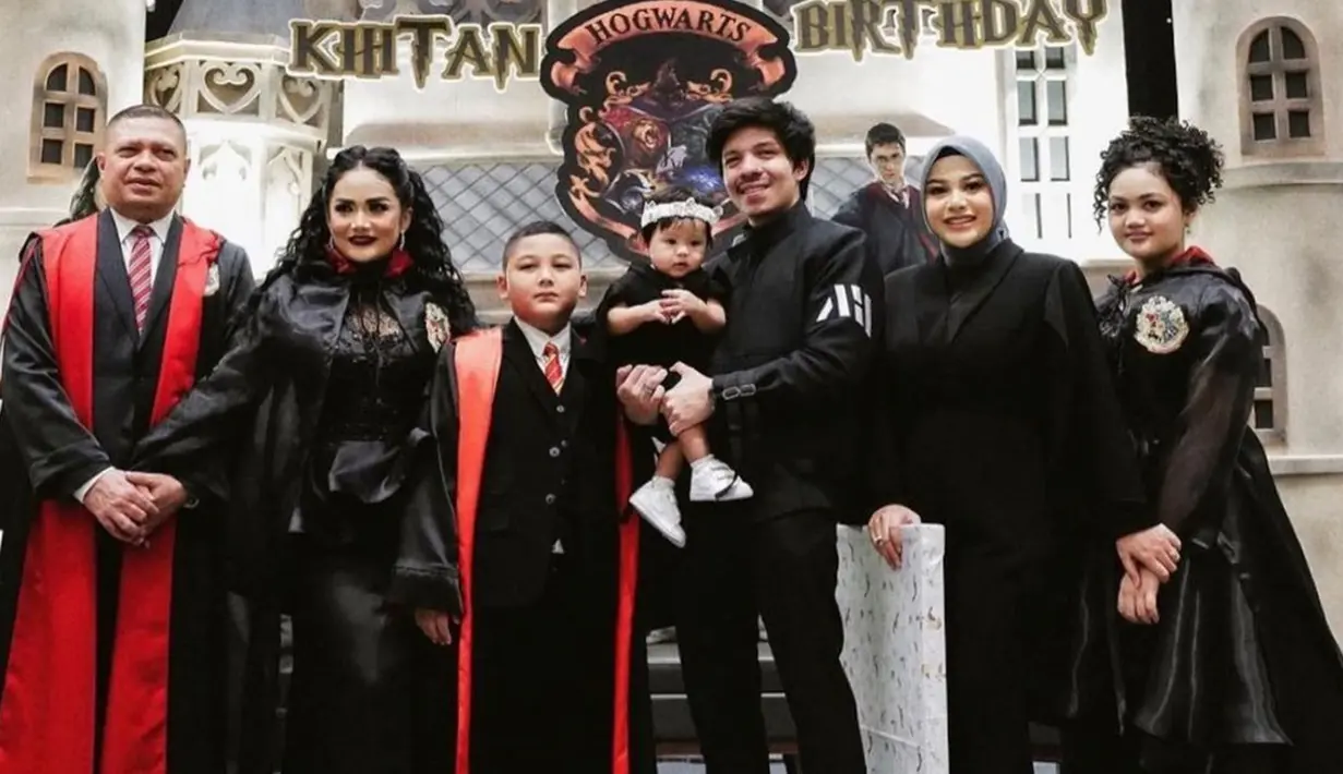 Acara yang digelar mewah di Hotel InterContinental Jakarta Pondok Indah itu berlangsung meriah. Atta Halilintar dan Aurel Hermansyah bersama baby Ameena juga membawa kado spesial untuk Kellen.(Liputan6.com/IG/@krisdayantilemos)