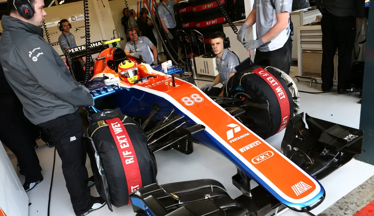 Rio Haryanto berada di kokpit MRT05 di paddock Manor Racing jelang latihan bebas perdana F1 GP Australia di Sirkuit Albert Park, Australia, Jumat (18/3/2016). (Bola.com/Manor Racing)