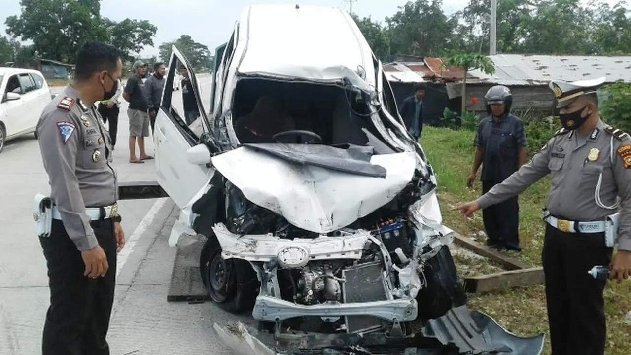 Personel Lalu Lintas Polres Kampar melakukan olah tempat kejadian perkara kecelakaan maut di Jalan Lintas Bangkinang-Pekanbaru.