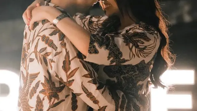 8 Potret YouTuber Jess No Limit Lamar Sisca Kohl, Serasi Pakai Baju Batik Couple