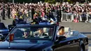 Kaisar Jepang, Naruhito dan Permaisuri Masako menyapa warganya selama parade di Tokyo, Jepang, Minggu (10/11/2019). Parade digelar dalam rangka mengakhiri serangkaian acara penobatan Kaisar Naruhito sejak 1 Mei 2019, atau sehari setelah Akihito turun takhta. (AP Photo/Eugene Hoshiko)