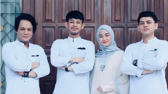 Sering Dikira Pacar, Ini 6 Potret Kompak Dinda Hauw dan Kakaknya