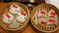 Roti (kiri) dan udang pangsit disajikan dalam bentuk Hello Kitty di restoran di Hong Kong, China, Kamis (21/5/2015). ini merupakan Restoran pertama di china yang didedikasikan untuk karakter di film kartun Jepang, Hello Kitty. (REUTERS/Bobby Yip)