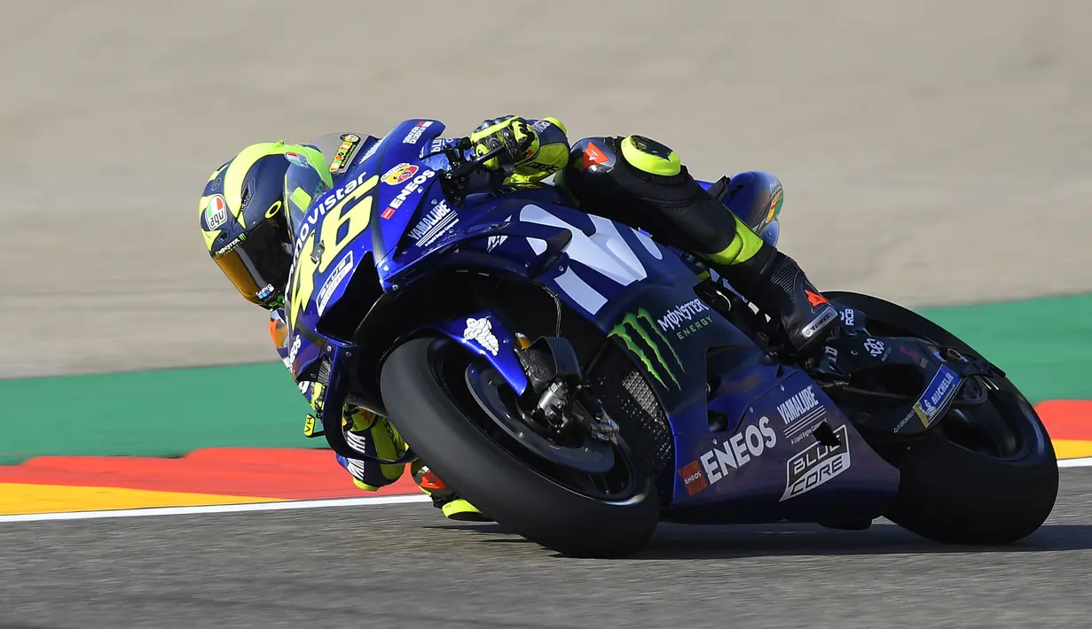Pebalap Movistar Yamaha, Valentino Rossi, memacu keceparan saat sesi latihan MotoGP Aragon di Sirkuit Aragon, Spanyol, Sabtu (21/9/2018). Pada sesi latihan ini, pria Italia itu hanya menduduki posisi kesembilan. (AFP/Jose Jordan)