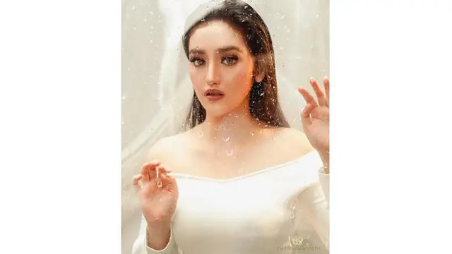 7 Gaya Pemotretan Ranty Maria yang Paling Curi Perhatian, Selalu Modis