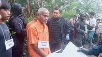 Tiga tersangka kasus pembunuhan berantai alias serial killer Wowon cs menjalani rekonstruksi di lokasi kejadian RT 02/RW 03, Ciketing Udik, Bantargebang, Kota Bekasi. (Liputan6.com/Bam Sinulingga)