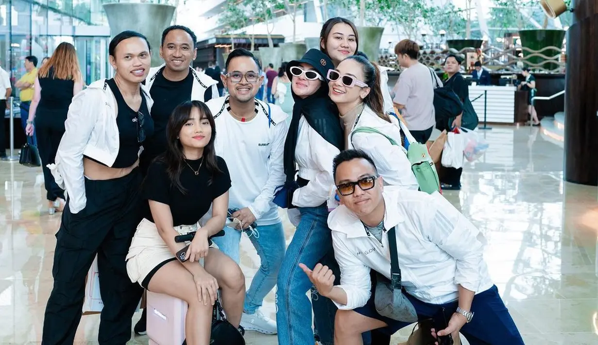 Menarik, karena setelah sekian lama, akhirnya para penggemar melihat keduanya berada di satu frame. [Foto: Instagram/raffinagita1717]