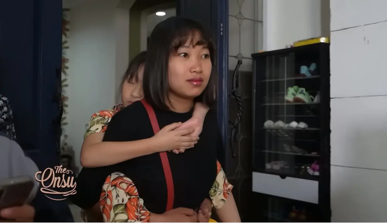 Demi ikut memberikan surprise, dua putri Ruben dan Sarwendah bangun tengah malam. Mata masih mengantuk, Thalia dan Thania di gendong untuk ikut memberikan kejutan. [Youtube/The Onsu Family]