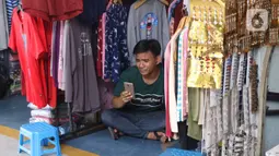 Seorang pria menggunakan smartphone di Jakarta, Senin (11/1/2021). Menurut Perusahan Pasar riset IDC ada pertumbuhan penggunaan smartphone sebesar 49 persen dibanding kuartal sebelumnya, dan 21 persen dari periode yang sama tahun lalu. (Liputan6.com/Angga Yuniar)